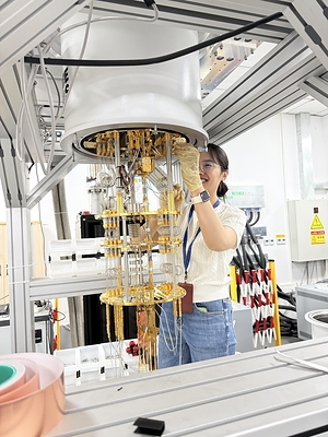 量子科学家调整超导量子计算机微波线缆。这些精细线缆搭建起量子比特的信号桥梁，是百比特超导整机实现稳定运行不可或缺的一环。